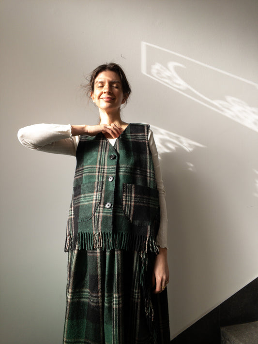 Vlnená vesta so strapcami Čierna