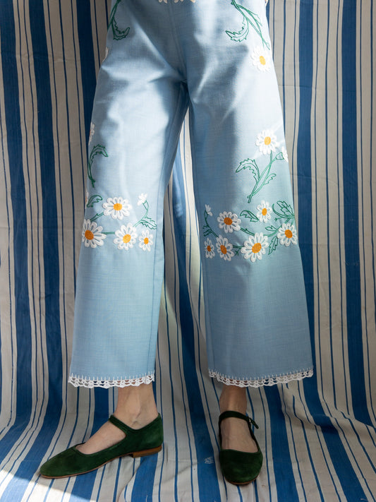 Modré nohavice s výšivkou