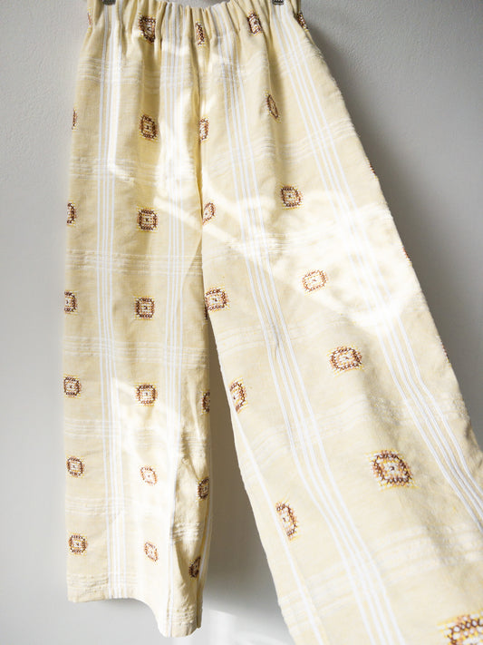 Žlté plátené nohavice