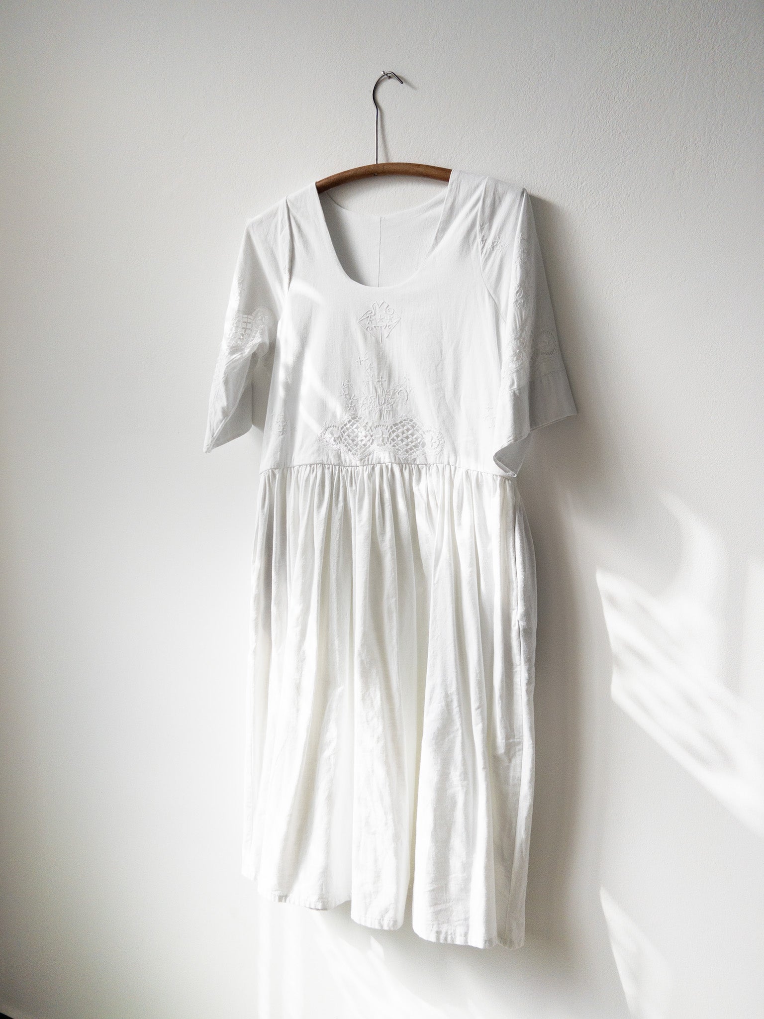 White dress No.1 Story of Tablecloth White dress No.1 Story of Tablecloth