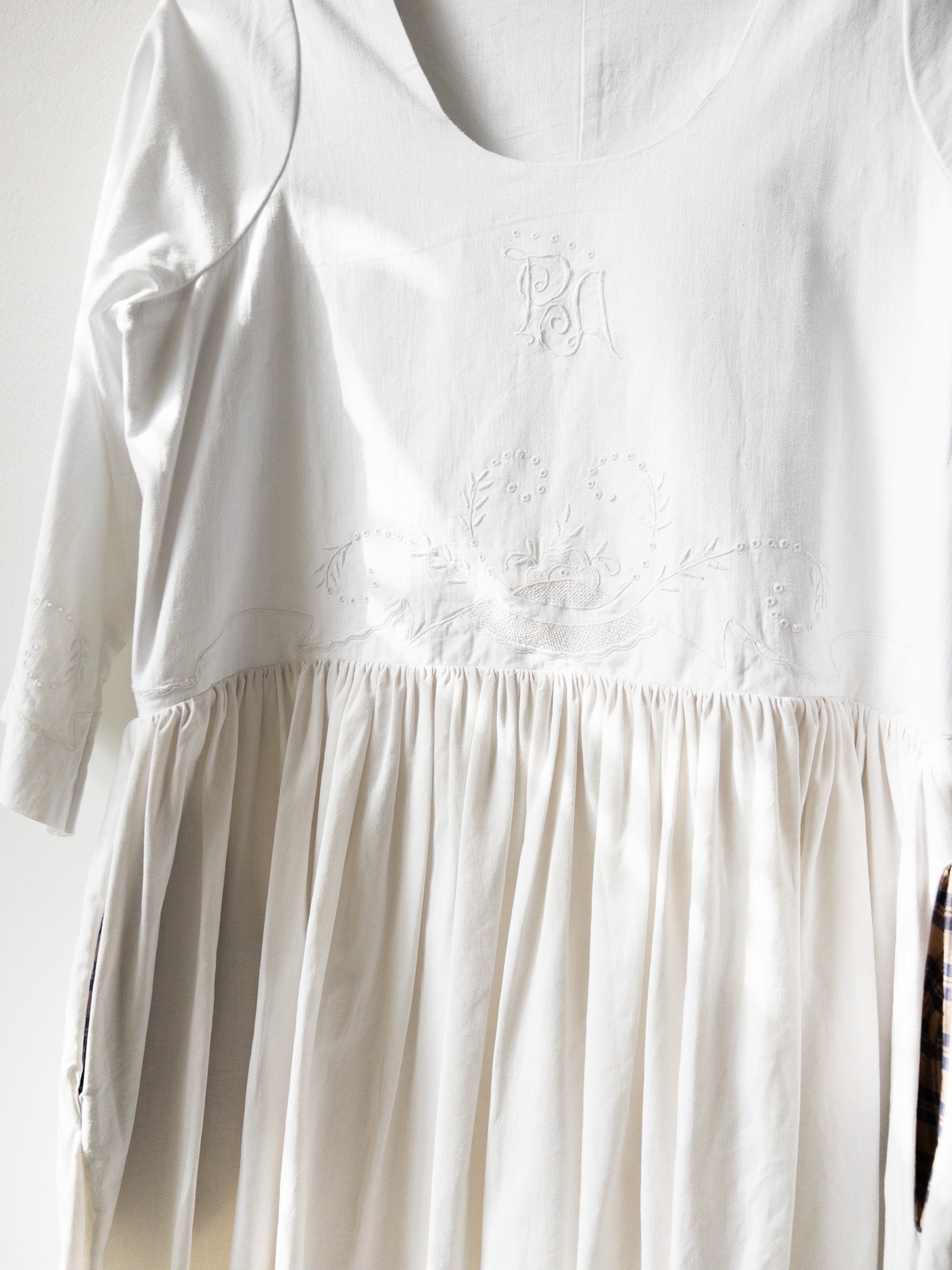 White dress No.2 Story of Tablecloth White dress No.2 Story of Tablecloth