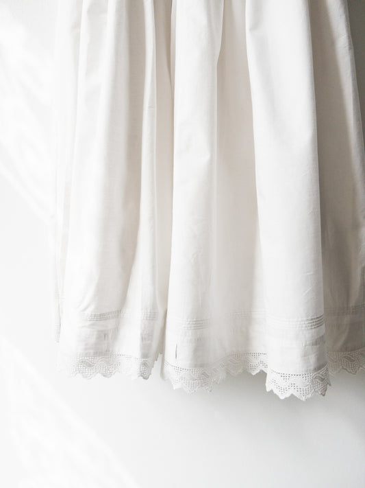 Falda blanca bordada