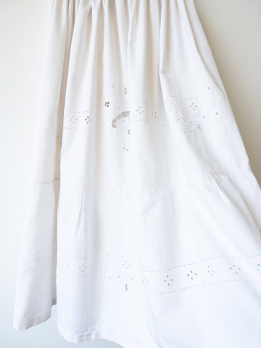 Sukňa s bielym vyšívaním