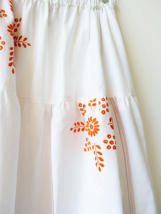 Sukňa s oranžovým vyšívaním