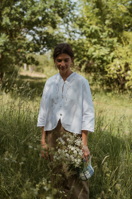 Snehobiela košeľa číslo 1