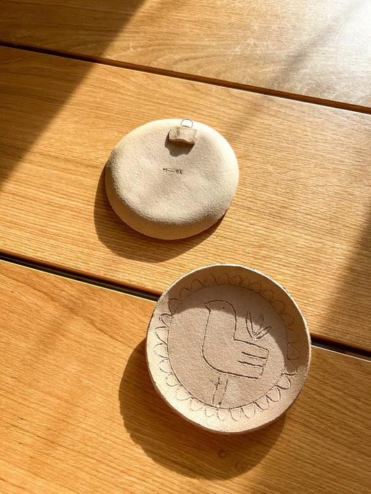 Tanier na stenu hnědý