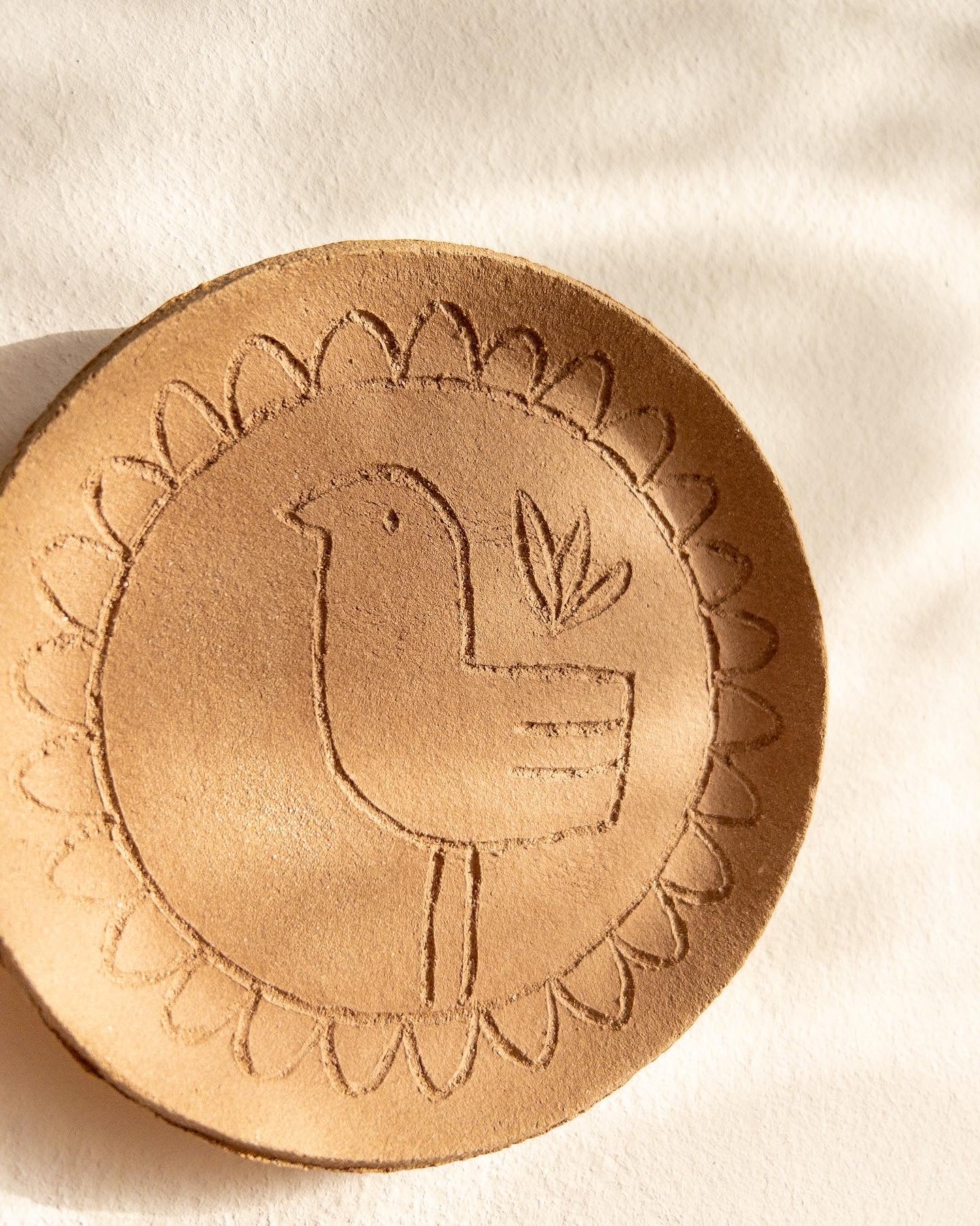 Tanier na stenu hnědý