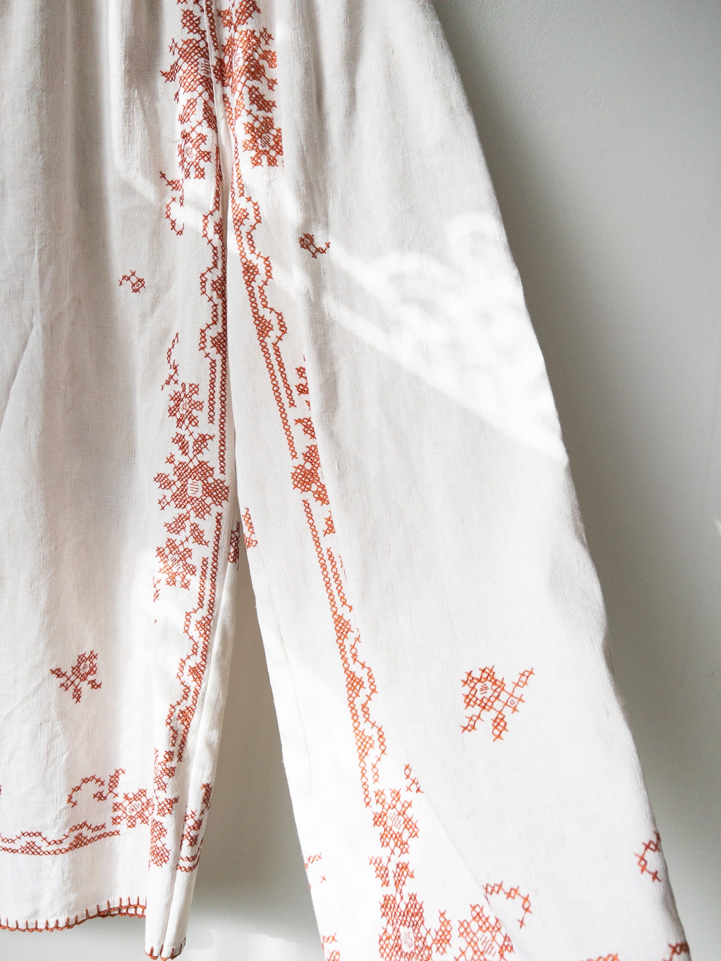 Linen pants with embroidery