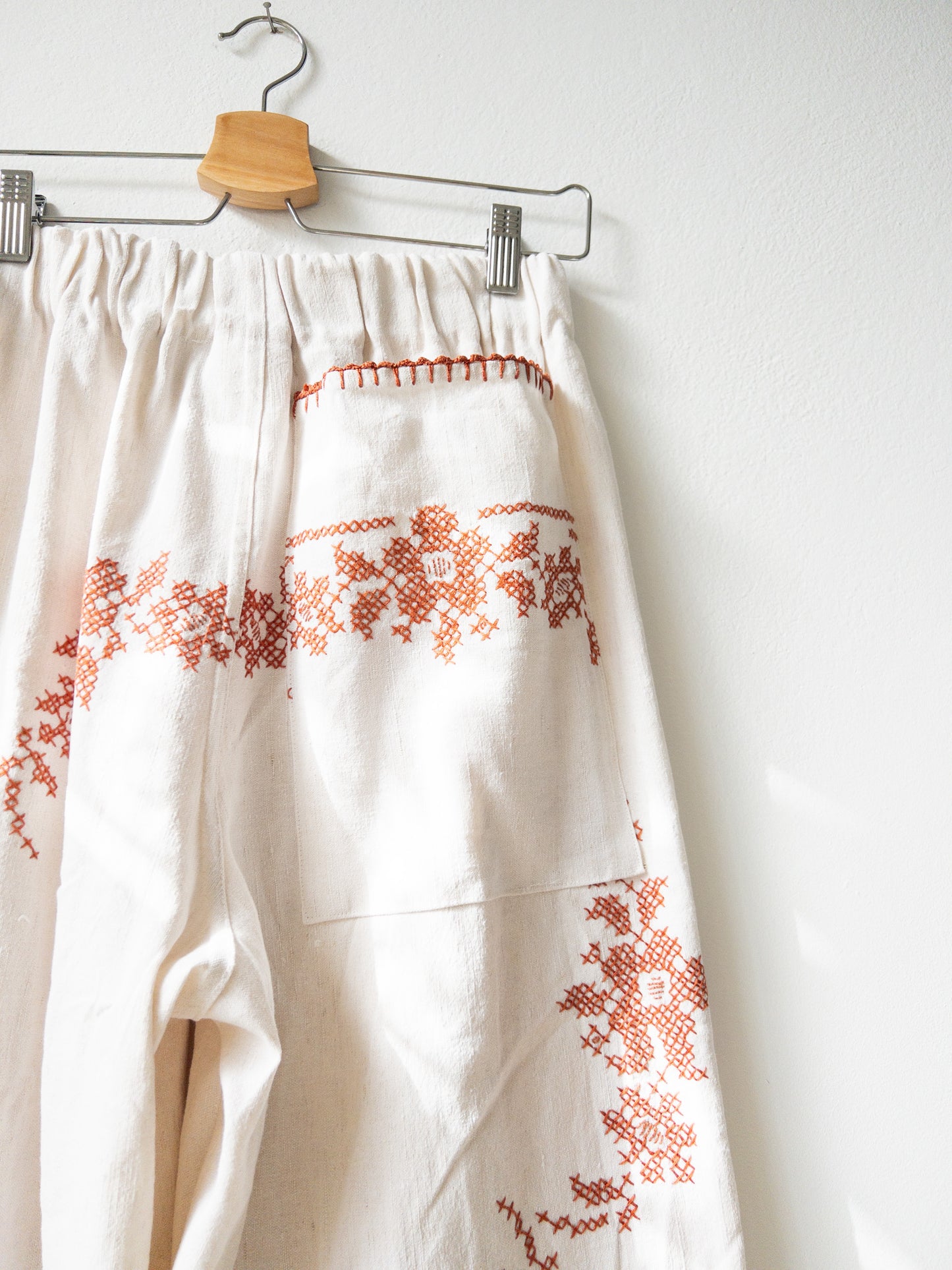 Linen pants with embroidery
