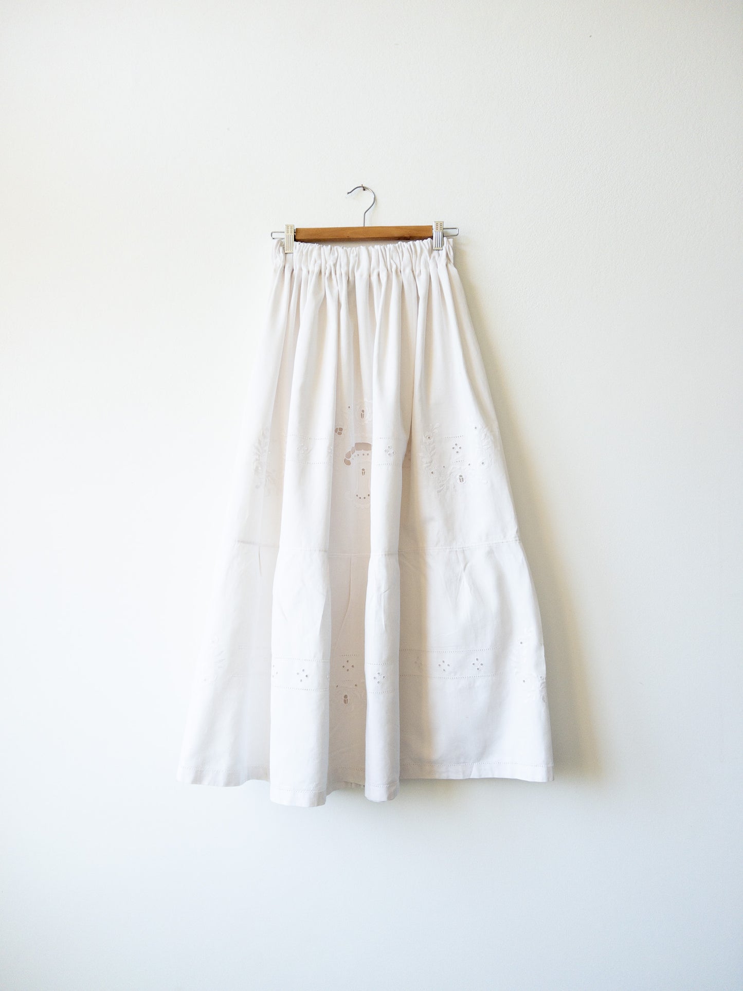 Skirt made of embroidered canvas