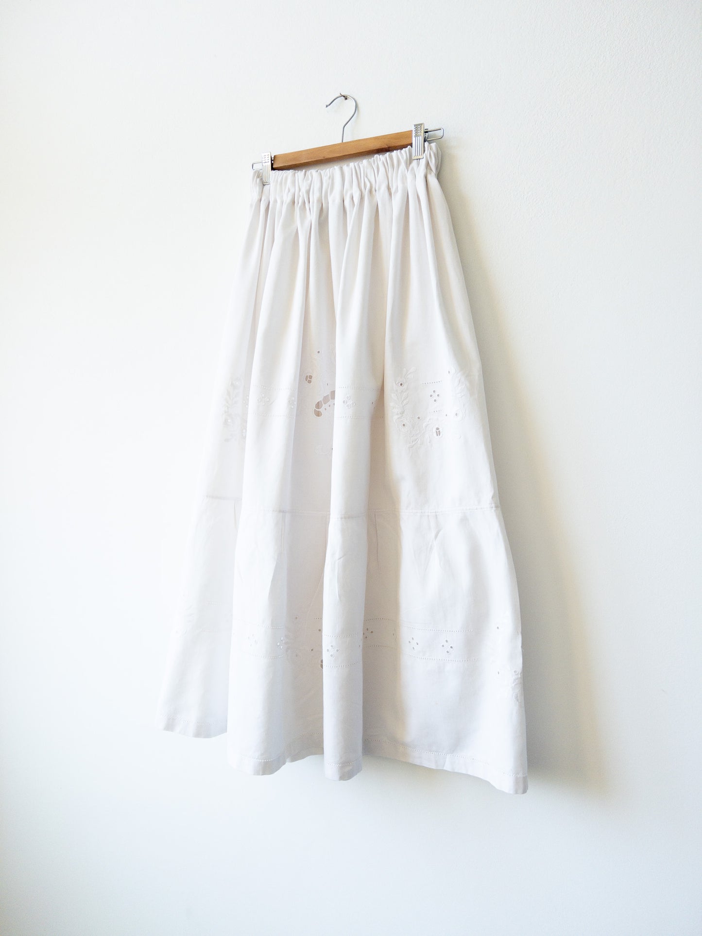 Skirt made of embroidered canvas